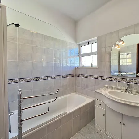 Vila Stylish With Pool By Homing Pêra